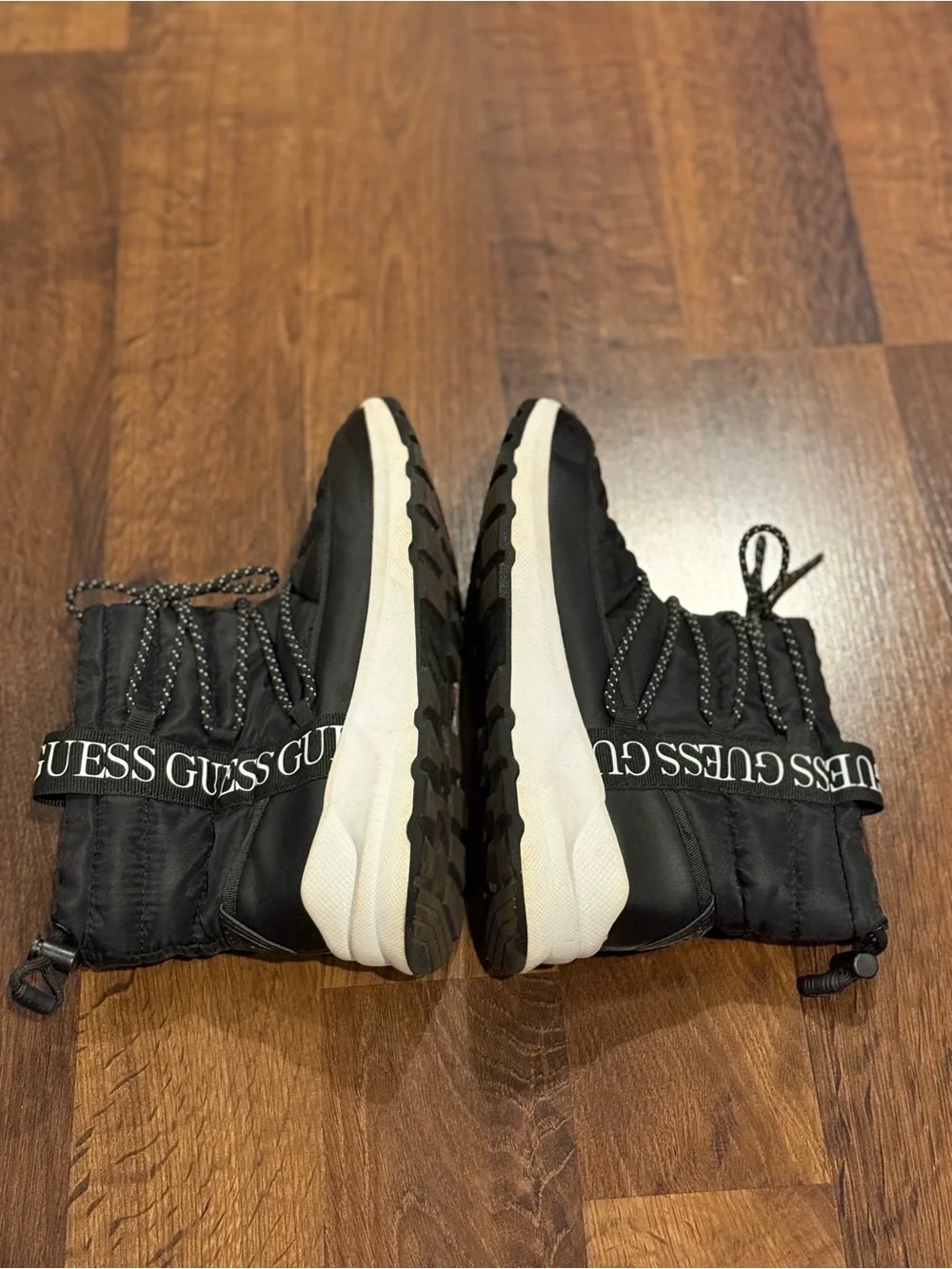 Guess women’s “chilly”